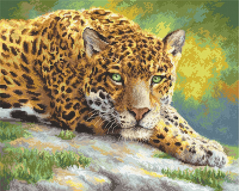Deimantinė mozaika gulintis leopardas su ryškiomis žaliai žibančiomis akimis ant uolos, arti priartintas veido ir letenos planas