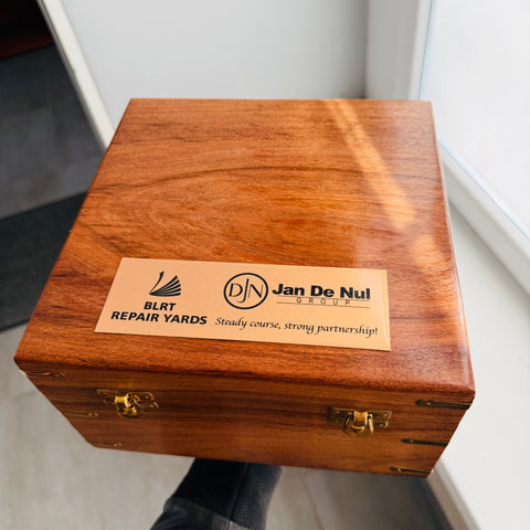 Išgraviruok vardą ar palinkėjimą ant METALINĖS LENTELĖS