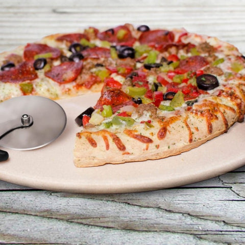 Pica su pepperoni, juodosiomis alyvuogėmis ir žaliais pipirais ant storesnio žieduoto krašto, arti pjaustyklės