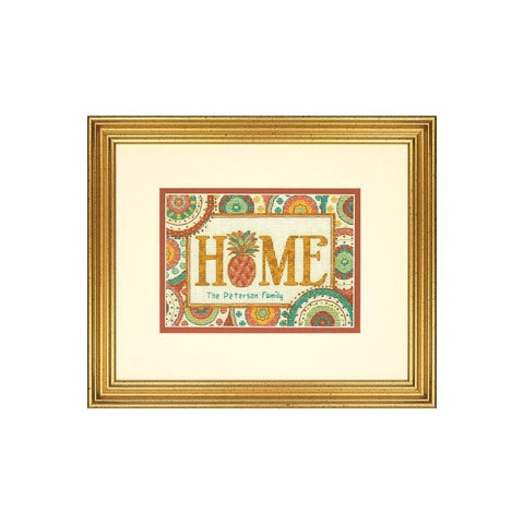 Rėminis paveikslas „HOME“ su ananasu ir spalvotu raštu, auksiniu mediniu rėmu, personalizuojamas šeimos vardu