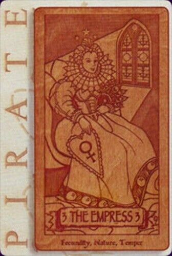 Tarot korta Imperatorė, ruda medžio imitacijos graviruota versija iš Pirate denio, stačiu kampu