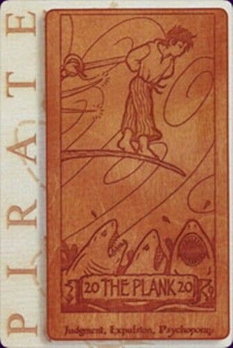 Tarot korta "The Plank" medinė replika su jūrine piratų scena ir išgraviruotu pavadinimu, unikalus galinės pusės variantas