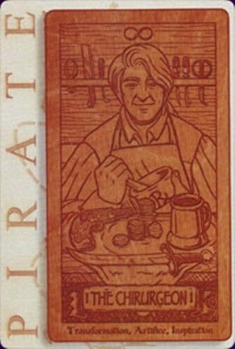 Medinė tarot korta "The Chirurgeon", ruda graviruota, vertikalus artimas planas su chirurgo scena ir dekoratyviniu tekstu