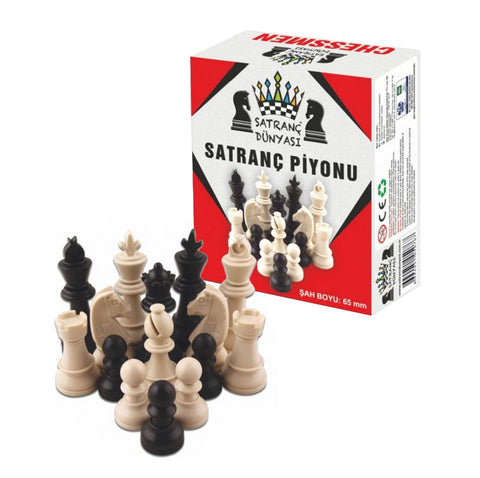 šachmatų figūros juodos ir kreminės, 65 mm karaliaus aukščio komplektas prie pakuotės, rodantis figūrų dizainą ir dydį