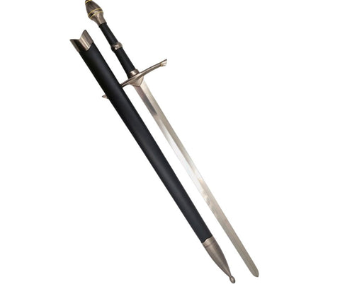 Kalavijas su plienine blizgia geleže ir juodu futliaru, ilgas pasviręs eksponavimo kadre ant balto fono