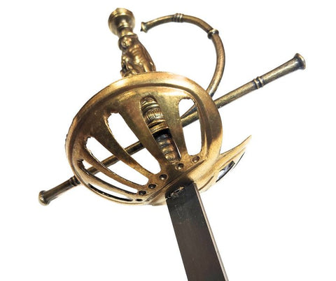 Rapyra su žalvario gardu ir ornamentuota rankena, arti iš apačios matoma tiesi geležtė