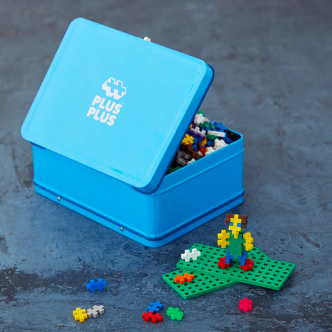 Plus-Plus Mini konstruktorius – 600 detalių, metalinis mėlynas lagaminas, 5–12 m.