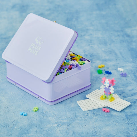 Plus-Plus Mini konstruktorius 600 det. – pastelinės ir neoninės spalvos, metalinis lagaminas, pagrindas 12×12 cm
