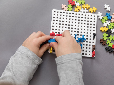 Plus-Plus konstruktorius „Kelioninis lagaminas“ – 100 mini detalių, bazinės spalvos, su pagrinduku, 5–12 m.
