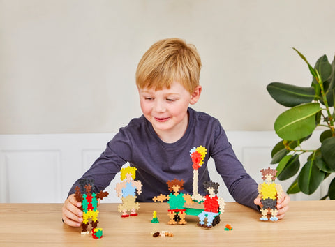 Plus-Plus konstruktorius „Pasaulio žmonės“ – 275 mini detalės, 2 pagrindai, 3D ir 2D kūrybai, 5+