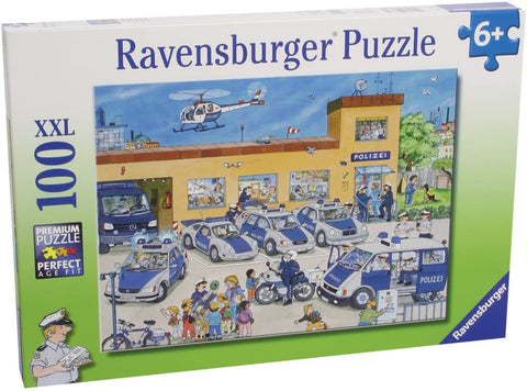 Dėlionė Ravensburger 1000 XXL su spalvinga policijos stoties scena ant dėžutės priekinio dangčio, žalias rėmelis