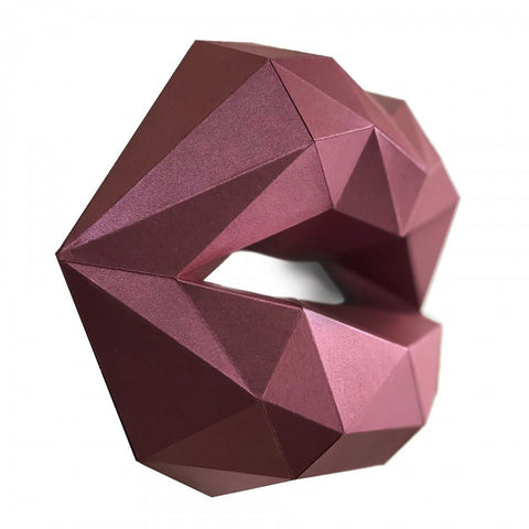 Lūpų skulptūra bordo spalvos, geometrinė facetuota metalinė apdaila, matoma iš šono kaip stalo dekoracija