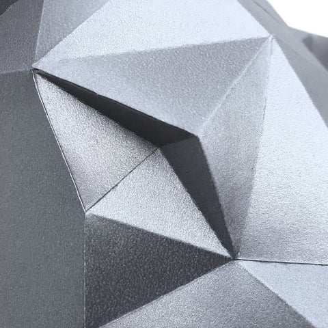 3D sienų plokštė sidabrinė facetuota geometrine tekstūra, arti parodyta matinio metalo paviršiaus ir kampo detalė