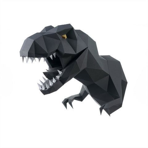T. rex galva juoda low‑poly popierinė sieninė skulptūra su atvira burna, baltais dantimis ir auksine akimi, šoninis kampas