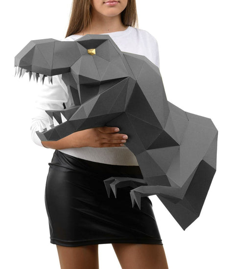 T-rex sienos galva, juoda geometrinė popierinė skulptūra (didelis dydis), rodoma rankose, kad matytųsi mastelis
