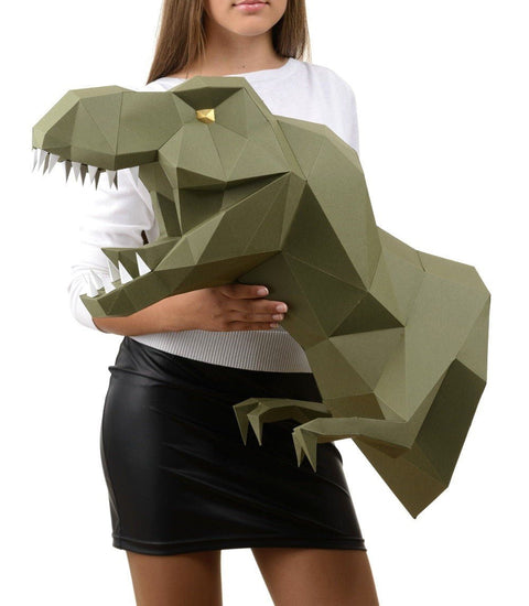 T‑Rex galva, didelė alyvuogonė popierinė 3D dekoracija, laikoma prie kūno, parodytas mastelis ir forma