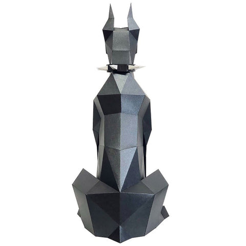 Geometrinis šuo, juodas sėdintis low‑poly dekoro skulptūros variantas, parodytas iš nugaros su smaigščiu kaklo apykakle