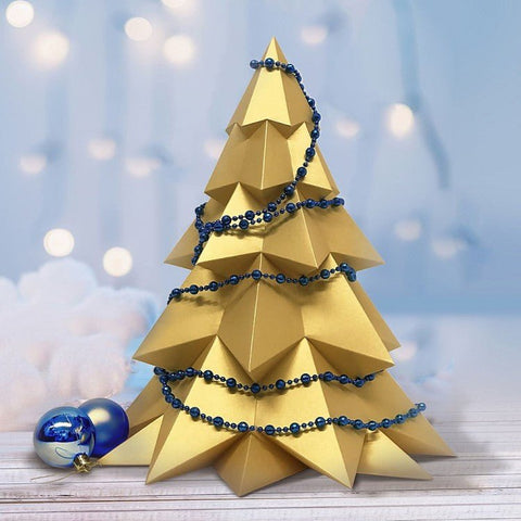 Kalėdinė eglutė – auksinė origami stalo dekoracija su mėlyna karoliukų girlianda ir blizgiais rutuliais