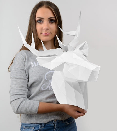 3D elnio galva balta, geometrinė popierinė sieninė dekoracija, laikoma merginos rankose parodyti mastelį