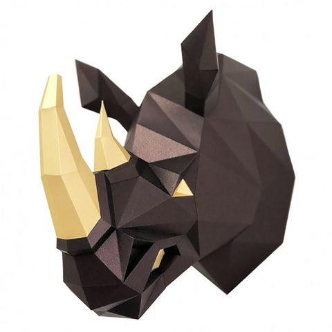 Raganosio galva sienų dekoracija juoda su aukso ragais, geometrinis popierinis 3D modelis, rodoma iš priekio ir šiek tiek šono