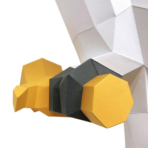 sieninė dekoracija geltoni ir juodi geometriški moduliai iš arti, šoninis kampas, parodyta jungtis prie balto panelio