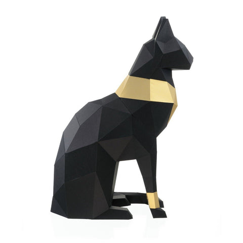 Origami katė juoda su aukso apykakle ir auksine priekine koja, geometrinis sėdinčio profilio dekoratyvus variantas