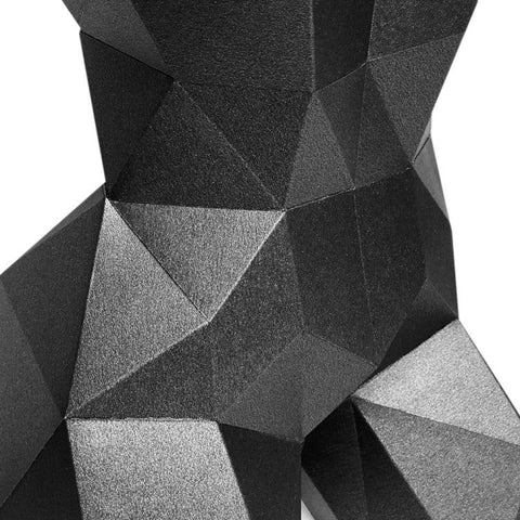 Skulptūra juoda fasetinė — arti rodoma matinė geometrinė tekstūra, pabrėžianti kampuotą dizainą
