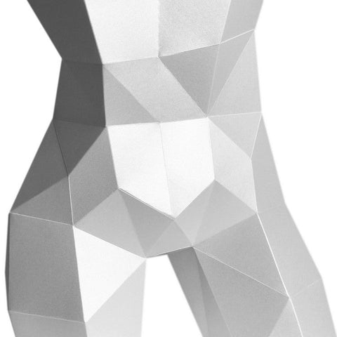 3D popierinis modelis — baltas žemo poligono liemens artimas kampinis fragmentas, matomos siūlės ir briaunos