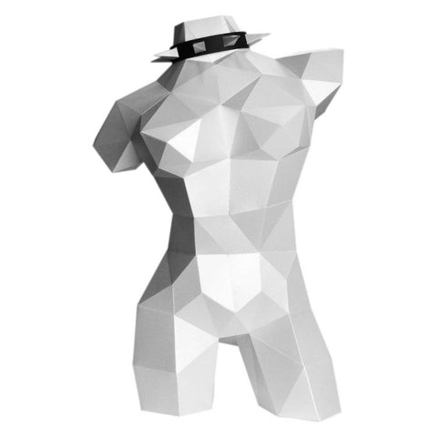 Manekenas baltas žemo poliagono geometrinis torso, gyvenamojo interjero dekoracija, parodytas iš trijų ketvirčių kampo su skrybele