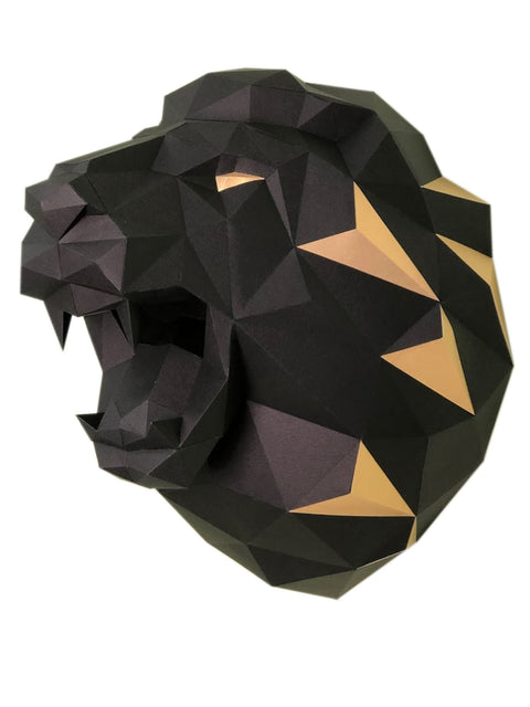 Sieninis liūto galvos dekoras, juodas su auksinėmis facetuotomis detalėmis, geometrinis 3D priekinis kampas