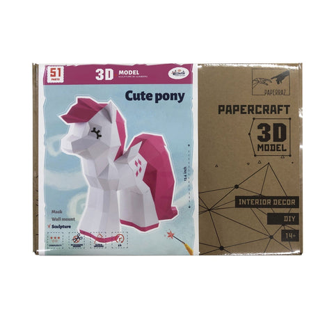 3D popierinis ponis komplektas Paperraz baltai‑rožinis, pakuotės priekinė pusė rodanti 51 detalę, skirtas interjero dekorui ir DIY surinkimui