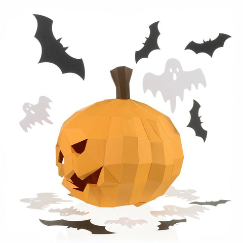 Moliūgas popierinis 3D geometrinis oranžinis jack‑o'‑lantern, surinktas iš priekio, dekoruotas skraidančiais šikšnosparniais ir vaiduokliais