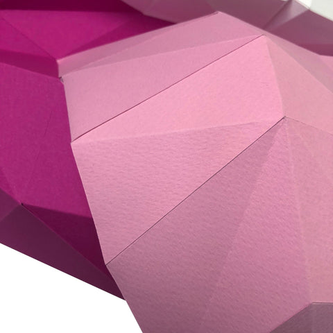 Origami šviestuvas rožinis — arti užfiksuotos facetuotos briaunos ir kartuoto popieriaus tekstūra, rodoma detalė