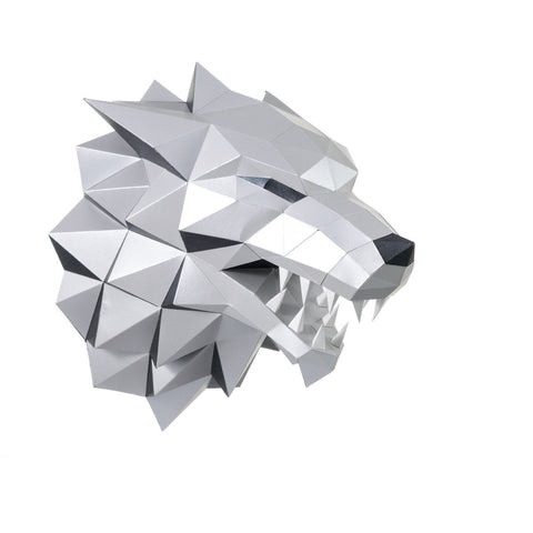 3D vilko galva sidabrinė low‑poly kartoninė sieninė skulptūra, dešinio profilio kampas su atvertomis žandikaulėmis