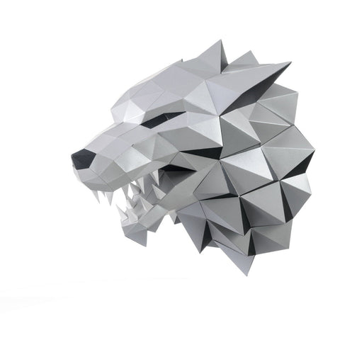 Parduotuvės prekė – sidabrinė geometrinė vilko galva sienai, 3D poligoninė forma dešinės profilio kampu, matomos aštrios dantys