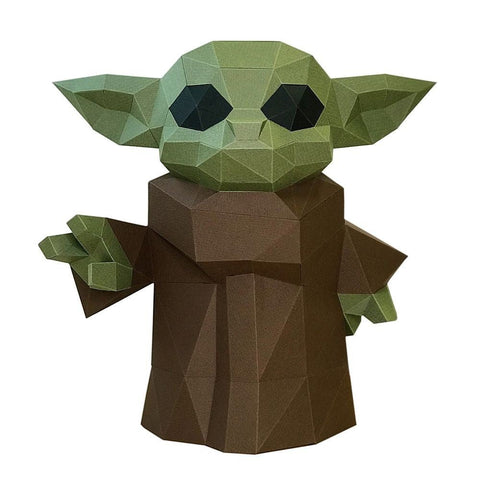 Baby Yoda popierinė figūrėlė su žalia galva ir rudu paltu, žemo poligonų (low‑poly) papercraft stiliaus priekinis vaizdas