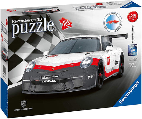Ravensburger 3D dėlionė Porsche 911 GT3 Cup, 108 dalių — dėžutės priekis su baltai-raudonu lenktyniniu automobiliu, vėliavos fone ir matomomis dėlionės jungtimis, surinktos dalies ~26 cm