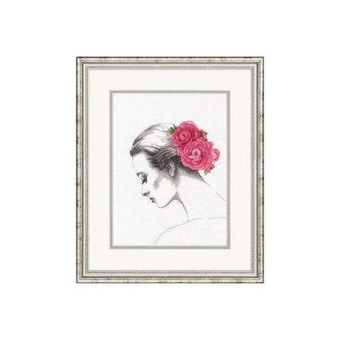 rameintas paveikslas: elegantiškas moters profilis su rožinėmis gėlėmis šone, matinio sidabro rėmas, 40×50 cm
