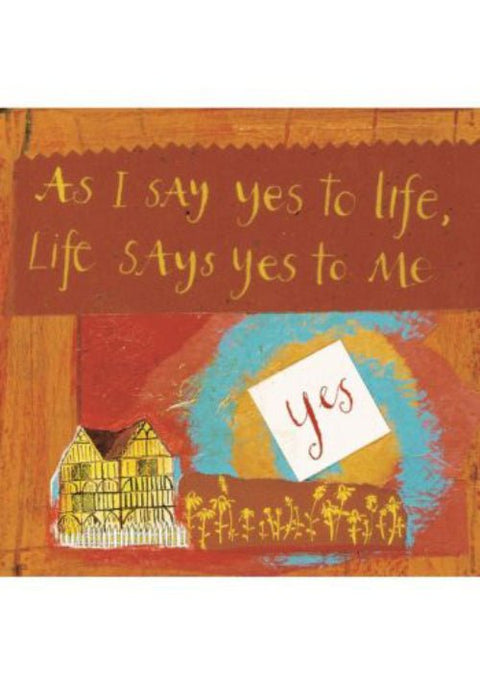 Atvirukas priekiu rudos, geltonos ir mėlynos paletės su motyvaciniu užrašu As I say yes to life, Life says yes to me ir įklijuotu žodžiu yes