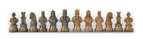 Šachmatų figūros antikinės bronzos ir sidabro apdailos, detalus priekinis komplekto išdėstymas su karaliais, karalienėmis ir riteriais