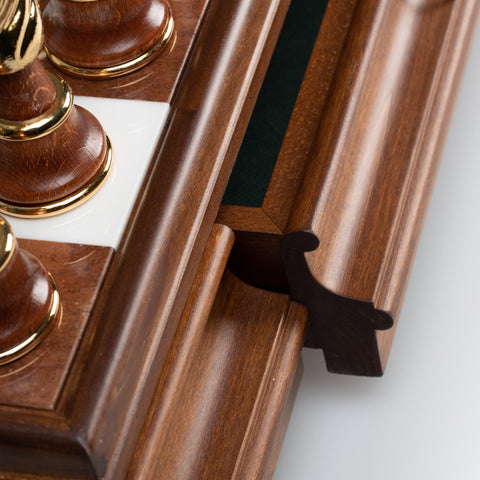 Šachmatai mediniai, stilingas kampas su ištraukiamu stalčiuku ir poliruoto raudonmedžio apdaila, matoma auksuota figūrų detalė