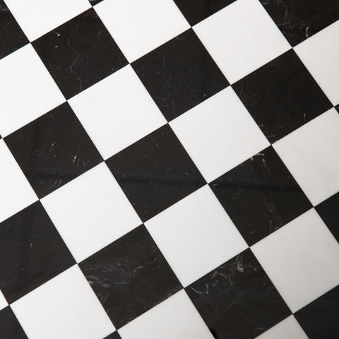 Plytelės juodai baltos šachmatų rašto grindims, marmurinio rašto 30×30 cm, diagonaliai parodyta tekstūra ir šviesos atspindžiai