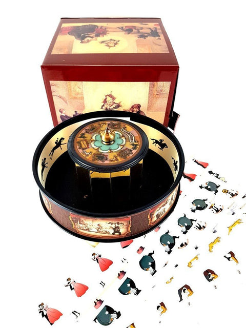 Muzikinė dėžutė juoda su auksiniais akcentais, sukamu scenos disku ir išpjautomis šokėjų figūrėlėmis, dėžutė su iliustruotu dangčiu