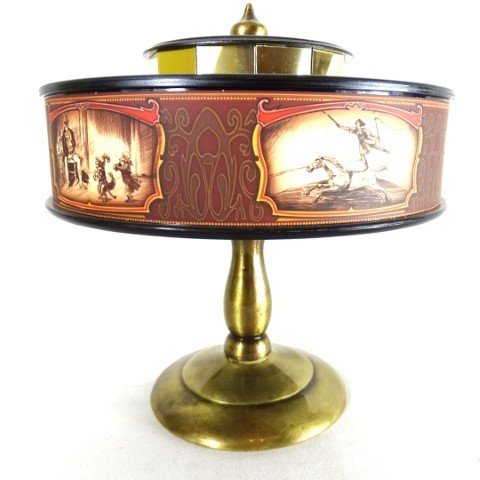 muzikinė dėžutė ant žalvarinio pjedestalo, ruda dekoratyvinė juosta su sceniniais litografijomis, antikvarinis stilius