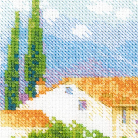 Siuvinėjimo rinkinys, artima detalė: mediterraninio namelio kryžiukai su oranžiniais stogais ir aukštais žaliais kiparais