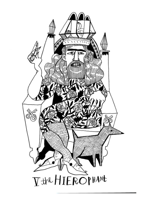 tarot korta Hierophant juodai baltas pieštinis pilnas priekinis planas su sėdinčiu hierofantu, ornamentais ir šunimi