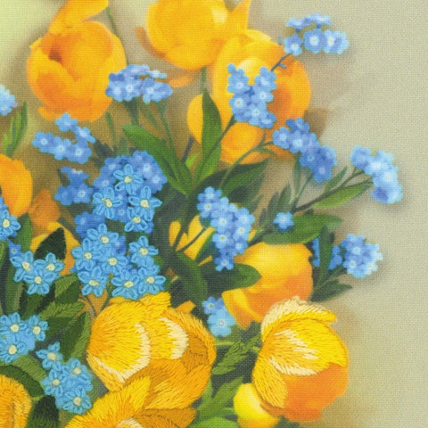 Siuvinėtas sieninis paveikslas geltonomis tulpėmis ir mėlynomis neužmirštuolėmis, artimas tekstūros ir siūlių vaizdas