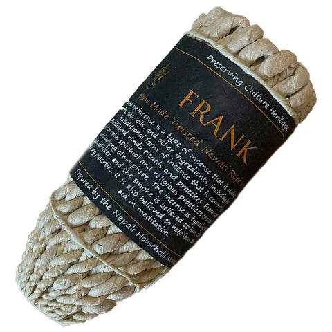 Frankincenso smilkalai – rankų darbo susukti Nevario virvutės pakuotėje, natūrali kreminė spalva ir aiškiai matomas etiketės užrašas, skirtas meditacijai ir ritualams
