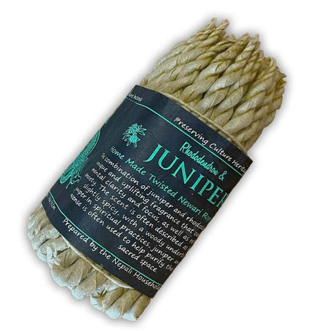 Kadagio ryšulys, pintas natūralios smėlio spalvos ir ~15 cm ilgio, su juoda etiketė „Juniper“, arti fotografuotas kampas