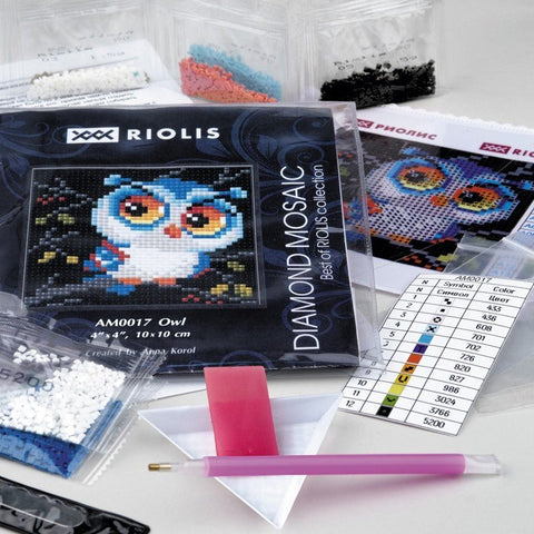 Deimantinė mozaika Riolis Owl 10×10 cm su spalvotais grūdeliais, raštų lentele, pieštuko tipo įrankiu ir trikampiu padėklu